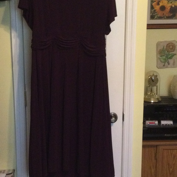 Very nice dress with crystal embellishment burgundy color - Picture 2 of 10